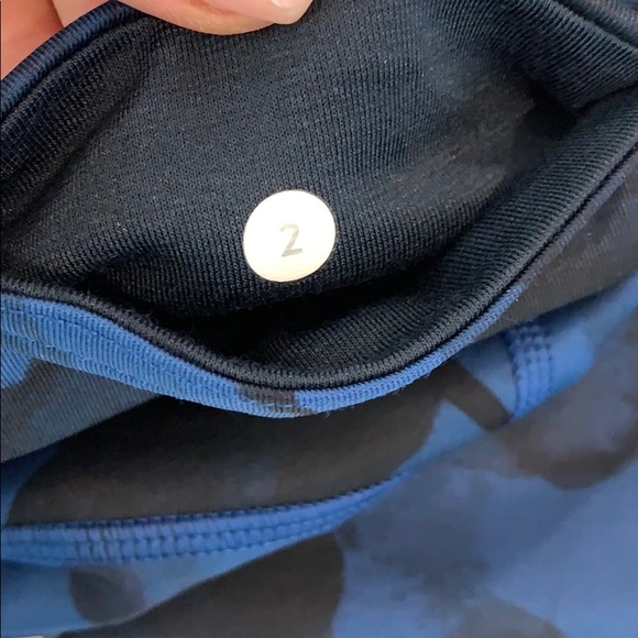 Lululemon yoga pants - size 2 - Picture 7 of 8